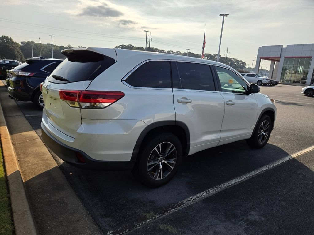 Used 2018 Toyota Highlander LE FWD image 8