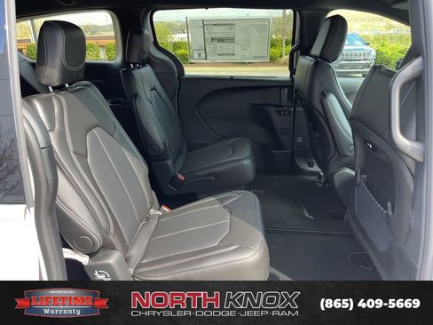 New 2026 Chrysler Pacifica Select image 20