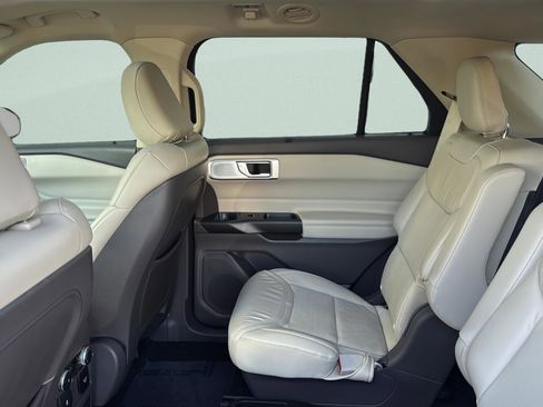 Used 2020 Ford Explorer Platinum w/ Premium Technology Package image 32