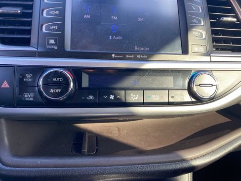 Used 2018 Toyota Highlander Limited image 12