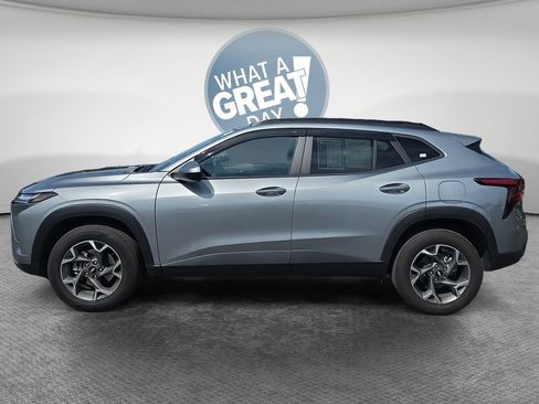 Used 2025 Chevrolet Trax LT FWD image 7