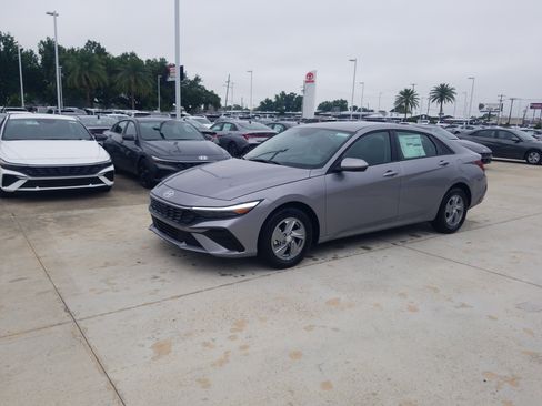 New 2026 Hyundai Elantra SE w/ Cargo Package FWD image 3