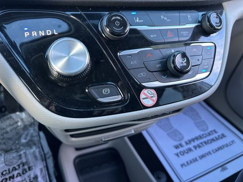 Used 2023 Chrysler Pacifica Touring-L image 50