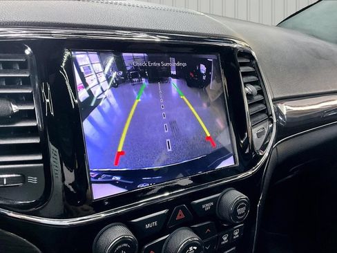 Used 2019 Jeep Grand Cherokee Overland AWD/4WD image 14