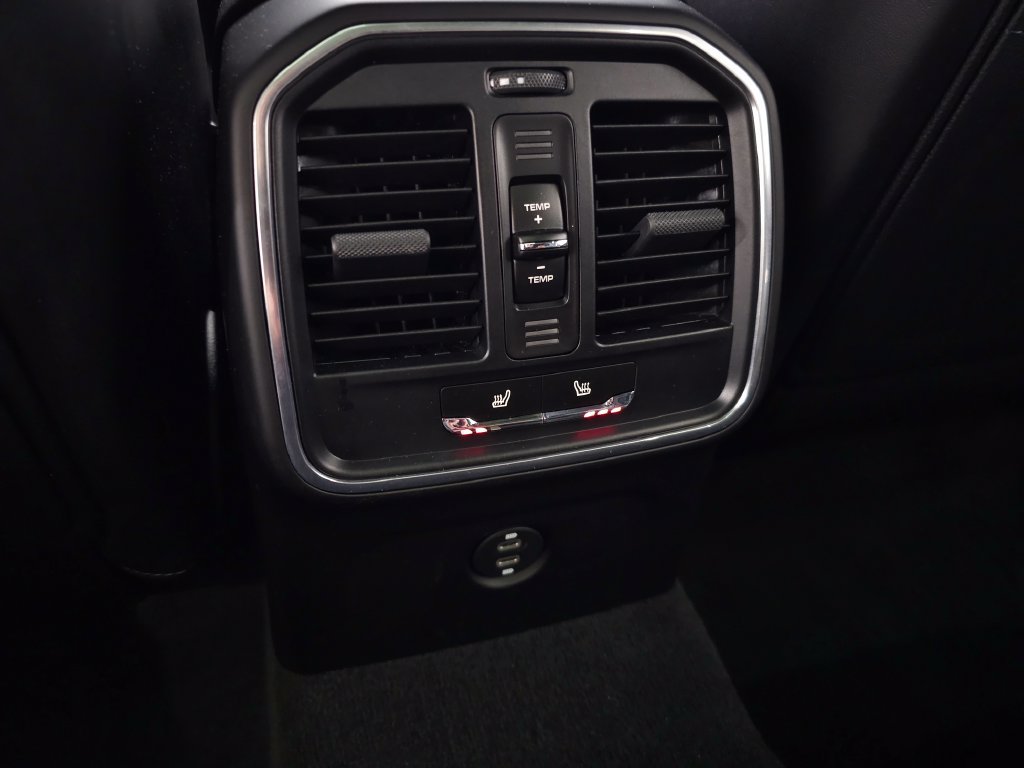 Used 2024 Porsche Macan AWD/4WD image 33