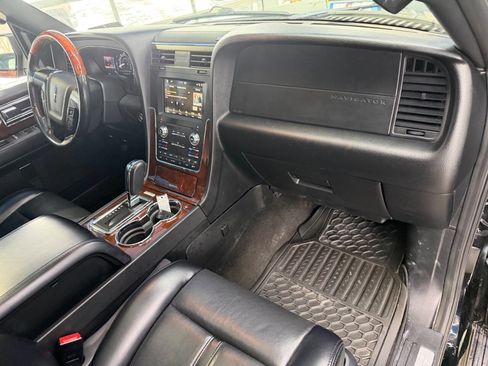 Used 2017 Lincoln Navigator L Select image 23