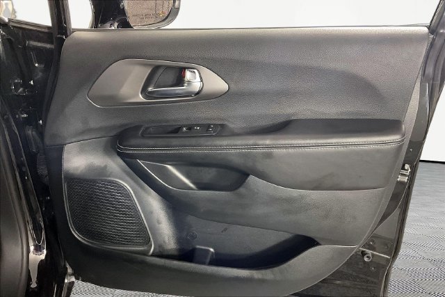 Used 2026 Chrysler Pacifica Select FWD image 24