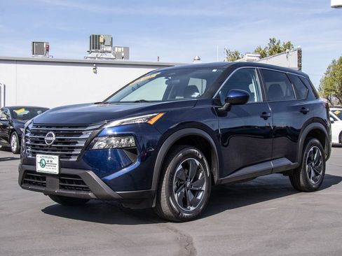 Used 2024 Nissan Rogue SV image 3