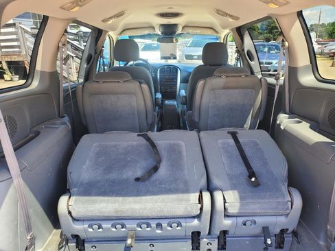 Used 2005 Chrysler Town & Country Touring FWD image 9