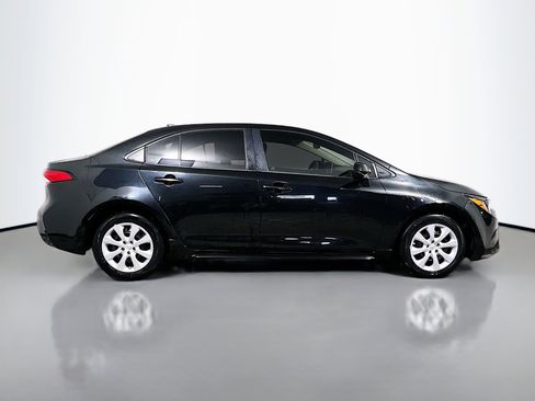 Used 2021 Toyota Corolla LE image 3