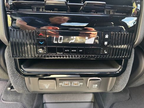 New 2025 Jeep Wagoneer L Series II w/ Premium Group I image 17