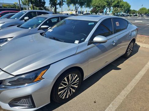 Used 2023 Nissan Altima 2.5 SV w/ SV Premium Package FWD image 5