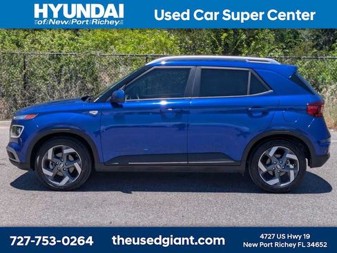 Certified 2022 Hyundai Venue Limited FWD image 2