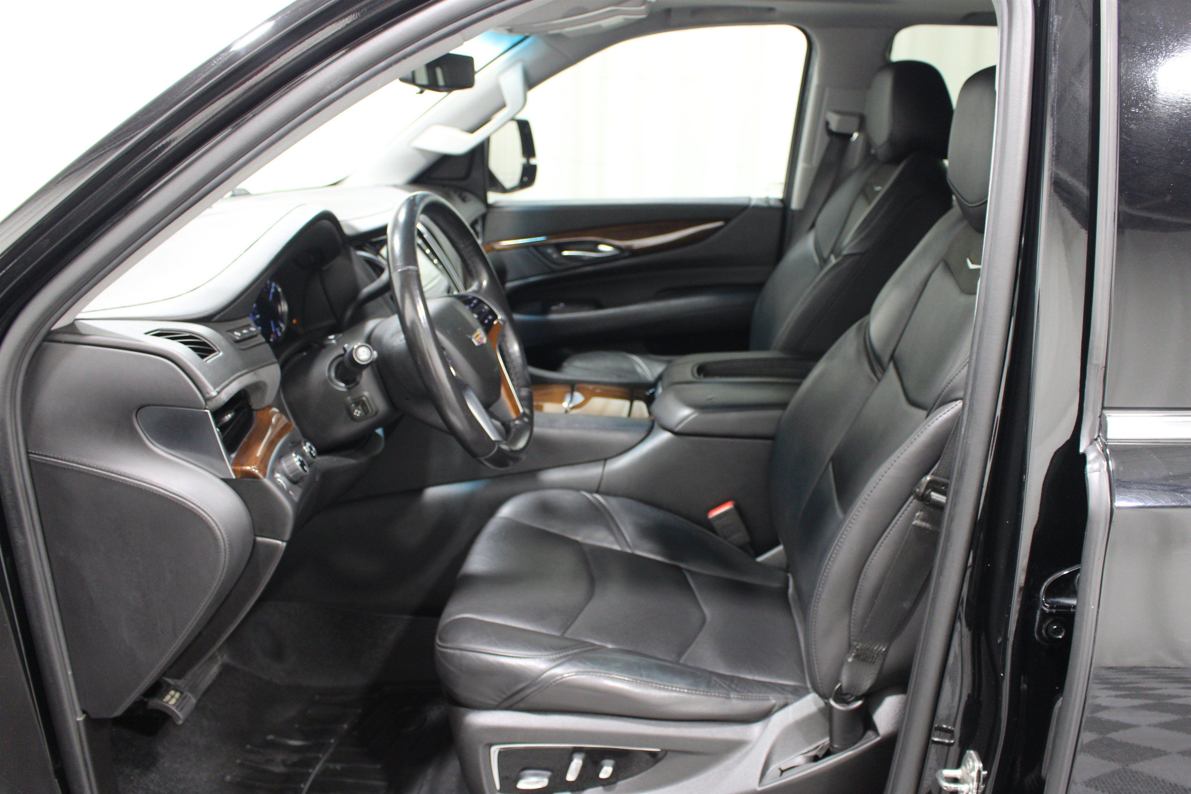 Used 2018 Cadillac Escalade Luxury AWD/4WD image 3