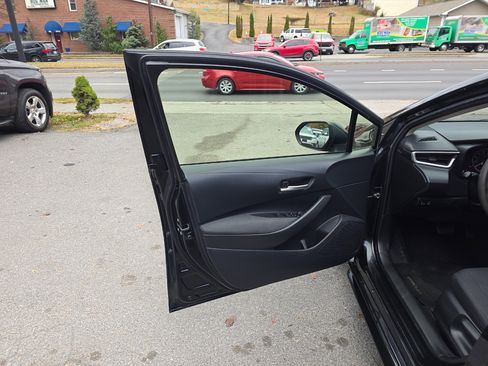 Used 2021 Toyota Corolla LE image 10