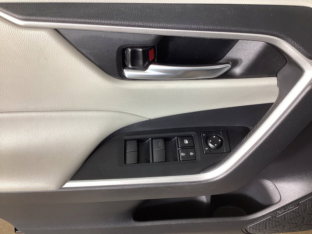 Used 2021 Toyota RAV4 XLE AWD/4WD image 11