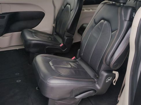 Used 2018 Chrysler Pacifica Touring-L image 19