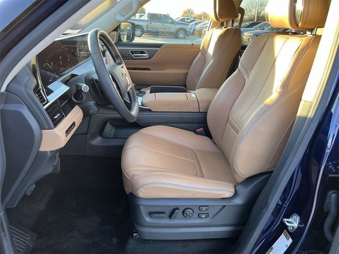 Used 2025 INFINITI QX80 Sensory image 10