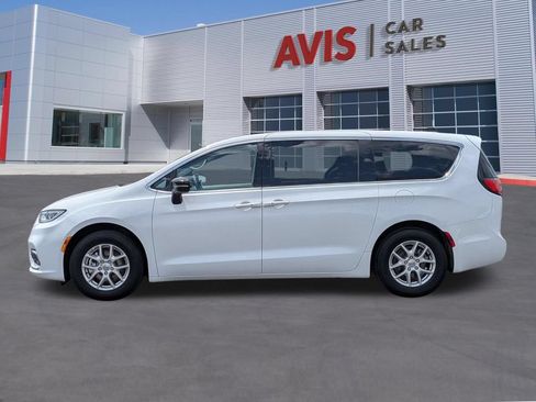 Used 2024 Chrysler Pacifica Touring-L FWD image 10