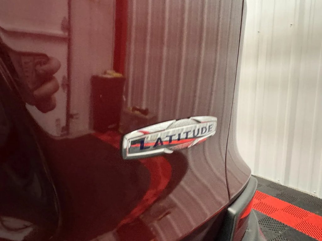 Used 2019 Jeep Cherokee Latitude Plus FWD image 15