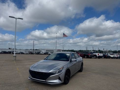 Used 2021 Hyundai Elantra SEL w/ Convenience Package FWD image 8