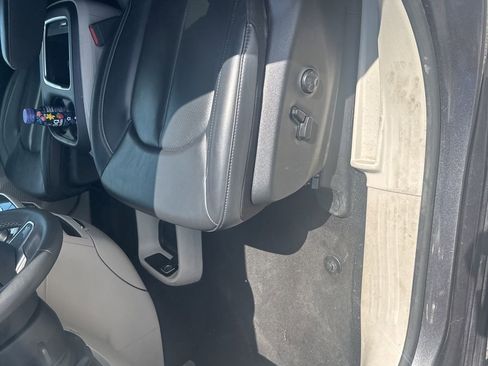 Used 2023 Chrysler Pacifica Touring-L FWD image 17