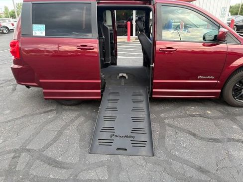 Used 2019 Dodge Grand Caravan GT FWD image 4