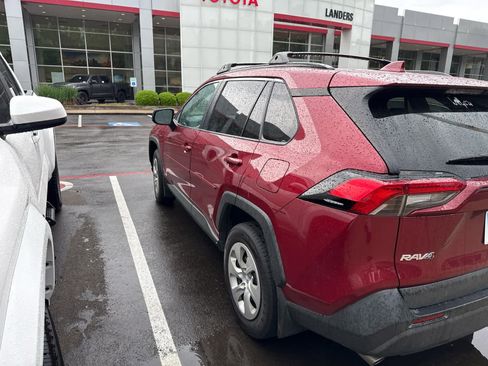Used 2020 Toyota RAV4 LE FWD image 4