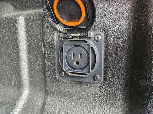 Used 2024 Chevrolet Colorado Z71 w/ Z71 Convenience Package 2 image 18