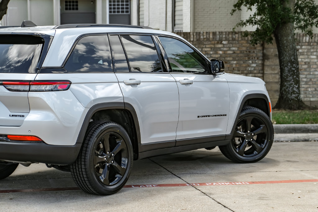 Used 2023 Jeep Grand Cherokee Limited w/ Black Appearance Package AWD/4WD image 19