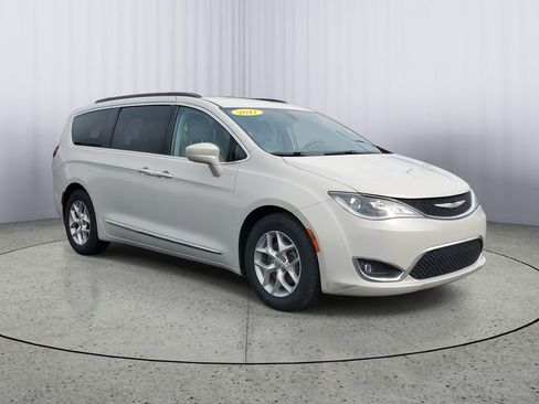 Used 2017 Chrysler Pacifica Touring-L w/ Tire & Wheel Group image 2