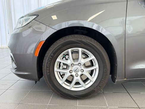 Used 2022 Chrysler Pacifica Touring-L image 12