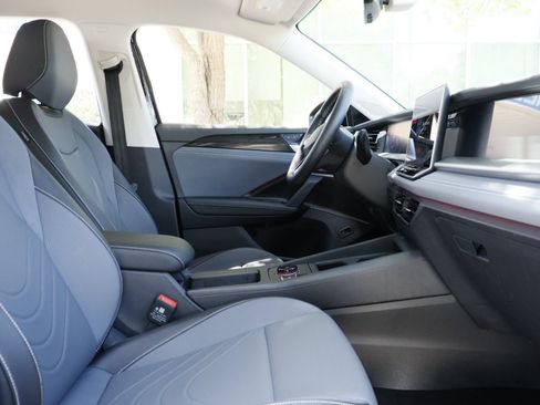 Certified 2025 Volkswagen Tiguan SE FWD image 21