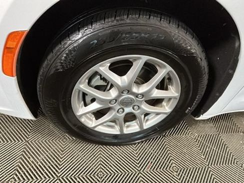 Used 2024 Chrysler Pacifica Touring-L FWD image 9