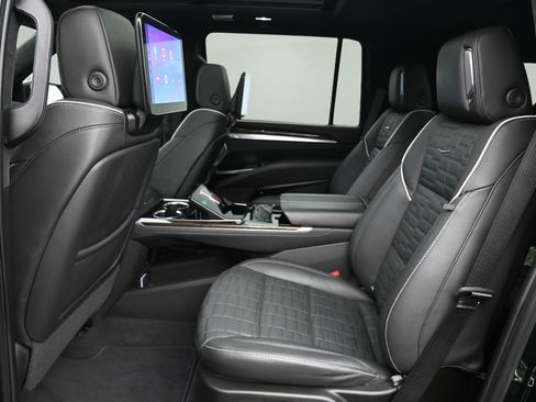 Used 2025 Cadillac Escalade ESV Premium Luxury Platinum AWD/4WD image 15