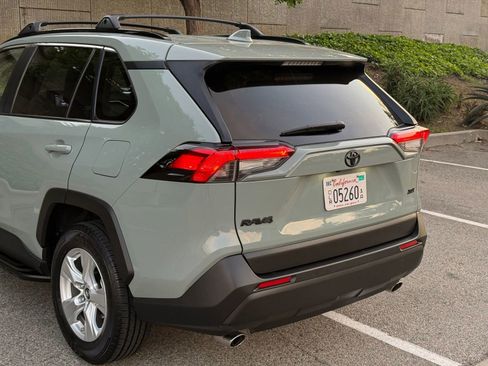 Used 2019 Toyota RAV4 XLE w/ Convenience Package FWD image 17