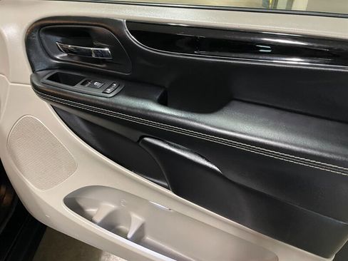Used 2019 Dodge Grand Caravan SXT FWD image 23