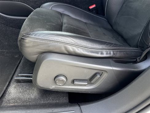 Used 2019 Volvo XC40 T4 R-Design image 19