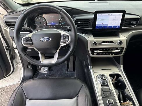Used 2022 Ford Explorer XLT w/ Equipment Group 202A AWD/4WD image 18