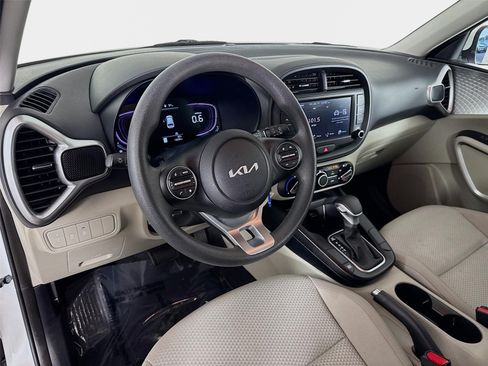 Certified 2025 Kia Soul LX w/ LX Technology Package FWD image 9
