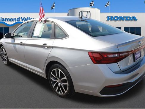 Used 2025 Volkswagen Jetta SE image 4