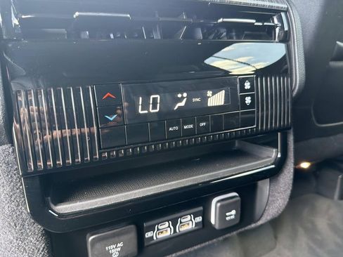 Used 2024 Jeep Wagoneer L Series II RWD image 13