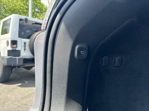 Certified 2019 Jeep Cherokee Limited w/ Luxury Group AWD/4WD image 9