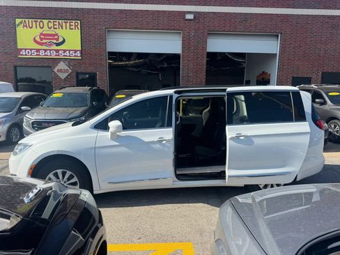 Used 2017 Chrysler Pacifica Touring-L FWD image 10