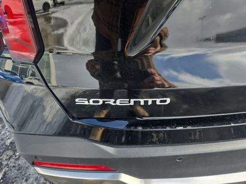 Used 2024 Kia Sorento S image 9
