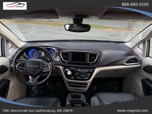 Used 2017 Chrysler Pacifica Touring-L FWD image 32