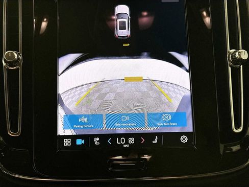 Used 2025 Volvo XC40 B5 Core w/ Climate Package image 15