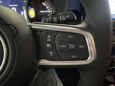 Used 2025 Jeep Wrangler Unlimited Sahara w/ Safety Group AWD/4WD image 19