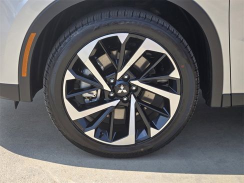 New 2025 Mitsubishi Outlander SE image 8