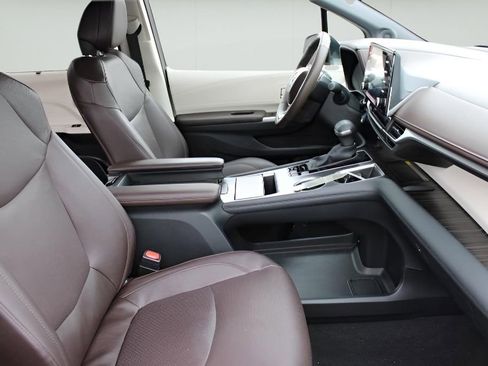 Certified 2024 Toyota Sienna Platinum image 23